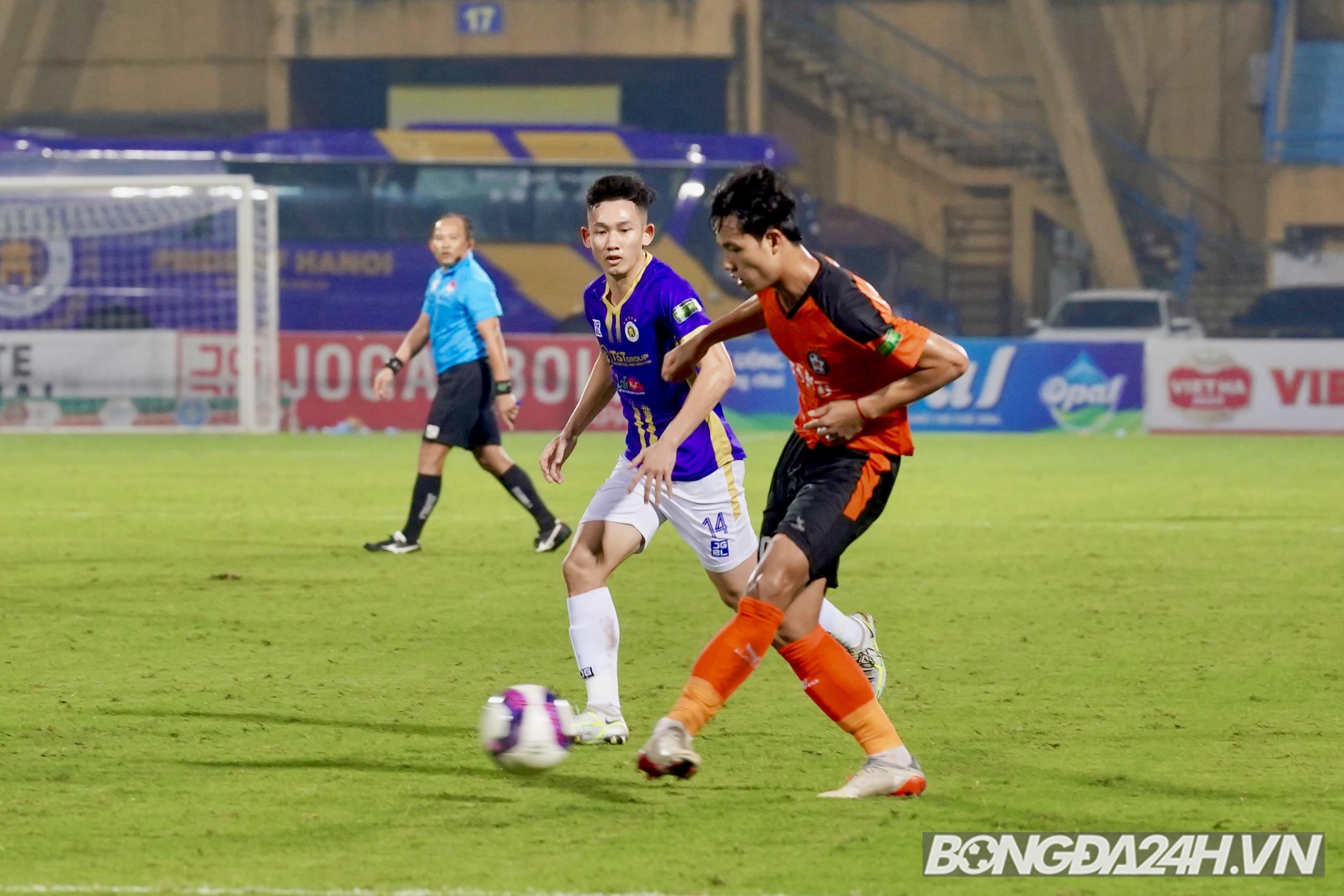 Nén đau thi đấu, thủ môn Đà Nẵng làm nền cho siêu phẩm của Hùng Dũng 9