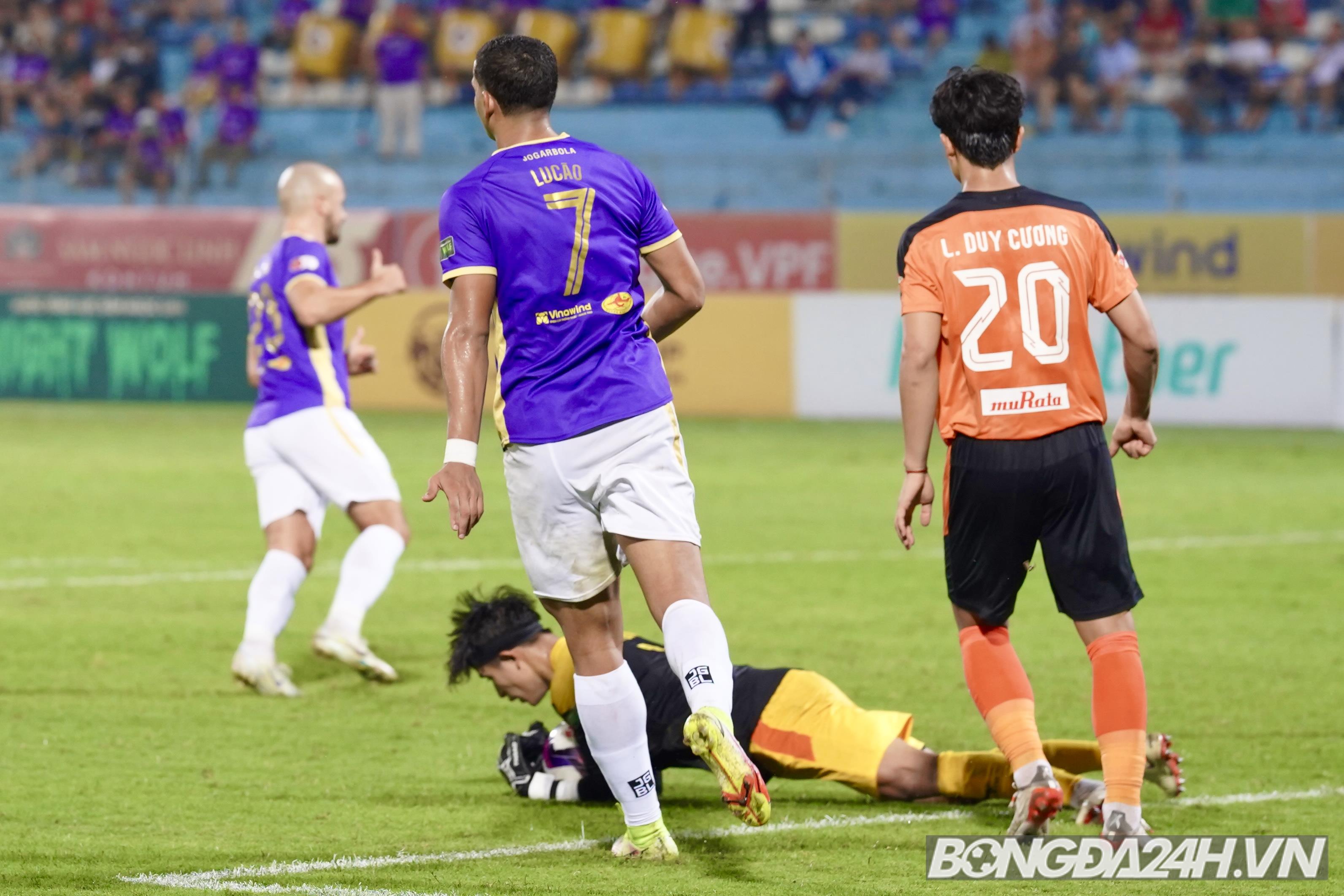 Nén đau thi đấu, thủ môn Đà Nẵng làm nền cho siêu phẩm của Hùng Dũng 3