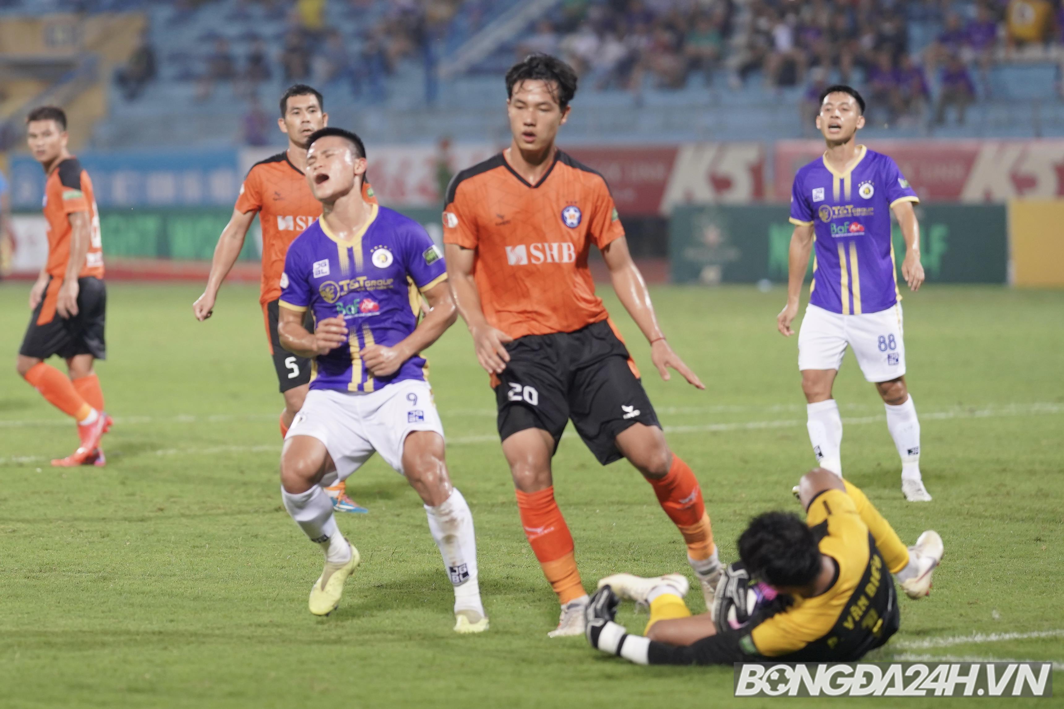 Nén đau thi đấu, thủ môn Đà Nẵng làm nền cho siêu phẩm của Hùng Dũng 5