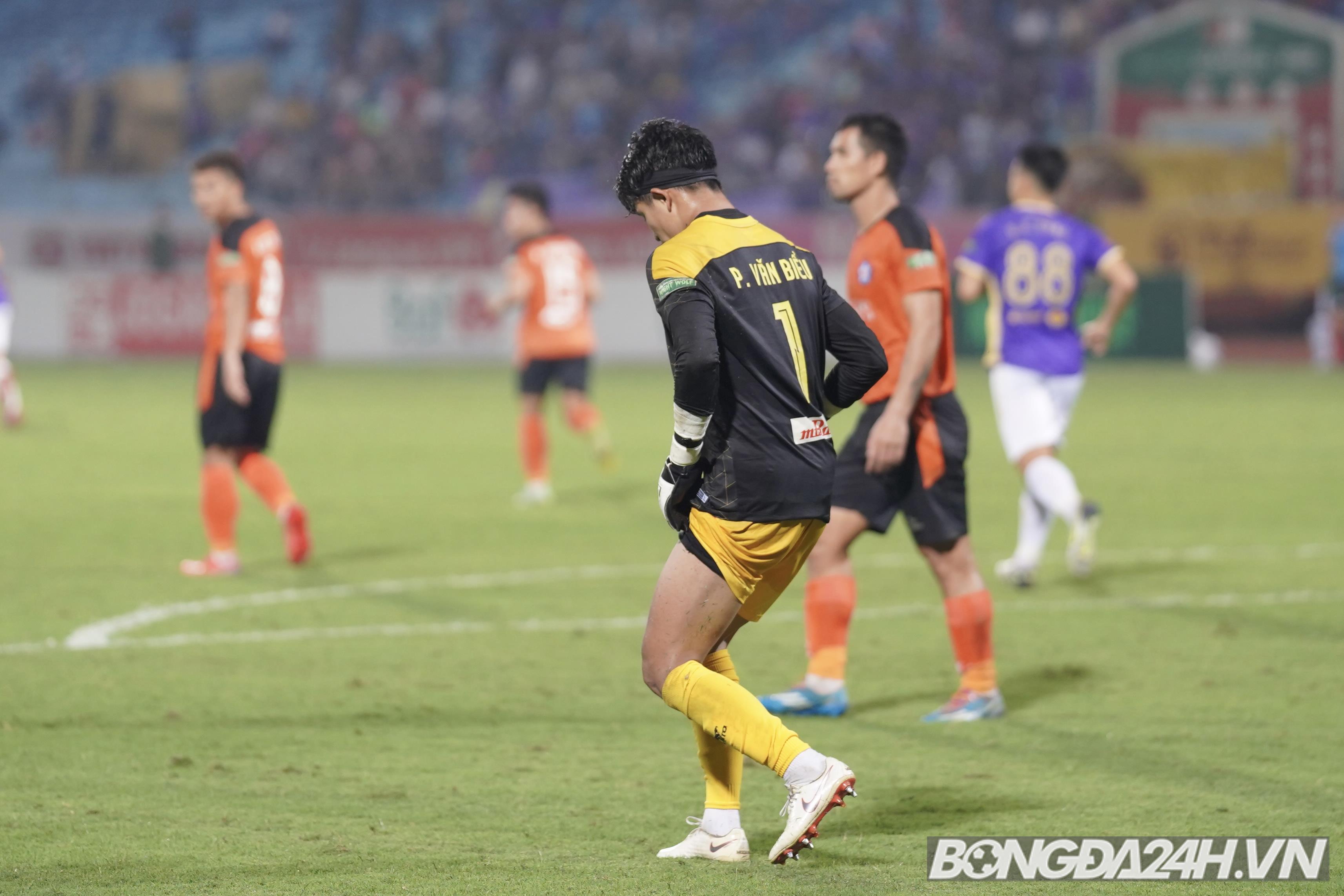 Nén đau thi đấu, thủ môn Đà Nẵng làm nền cho siêu phẩm của Hùng Dũng 7