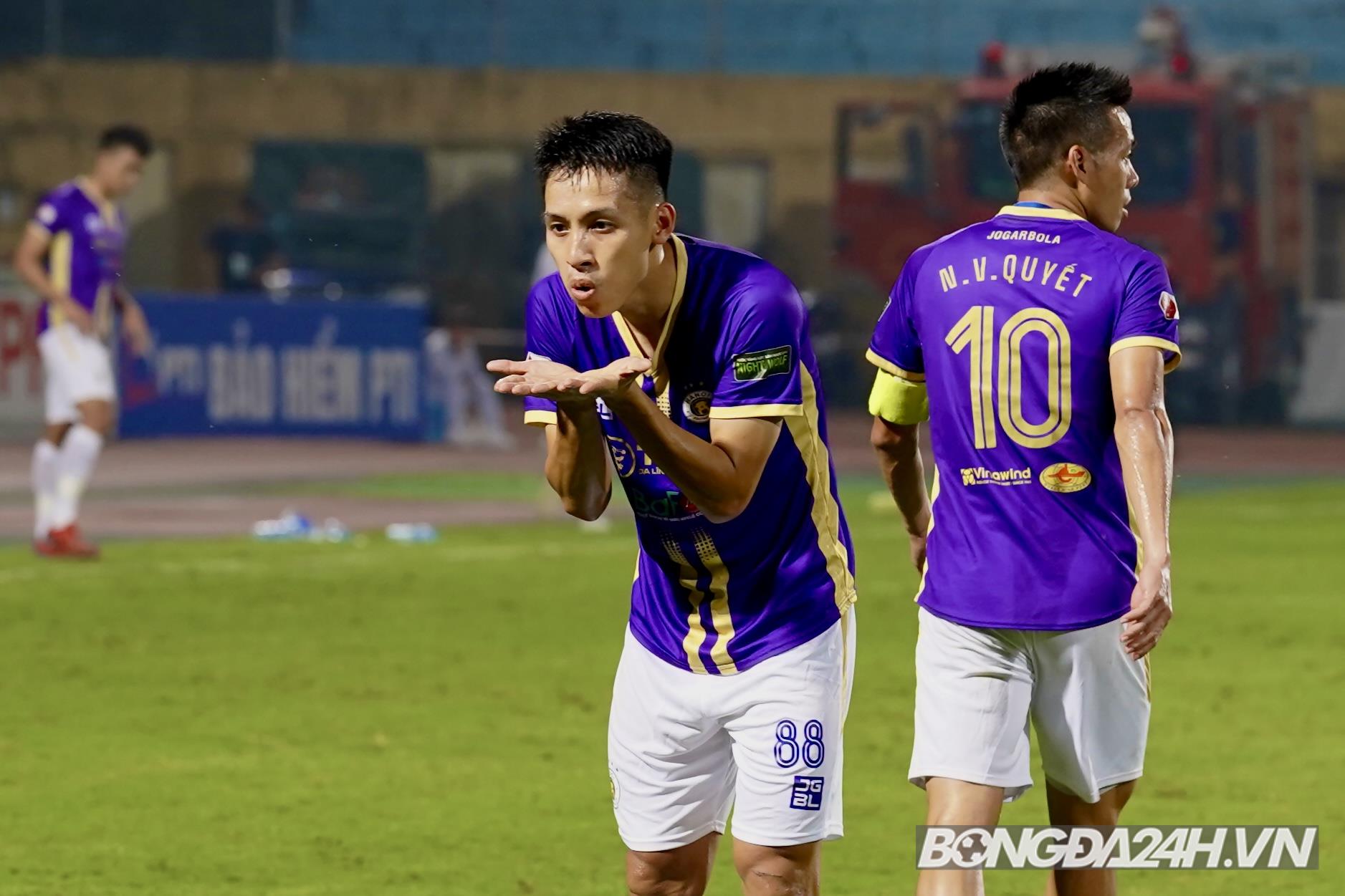 Nén đau thi đấu, thủ môn Đà Nẵng làm nền cho siêu phẩm của Hùng Dũng 6