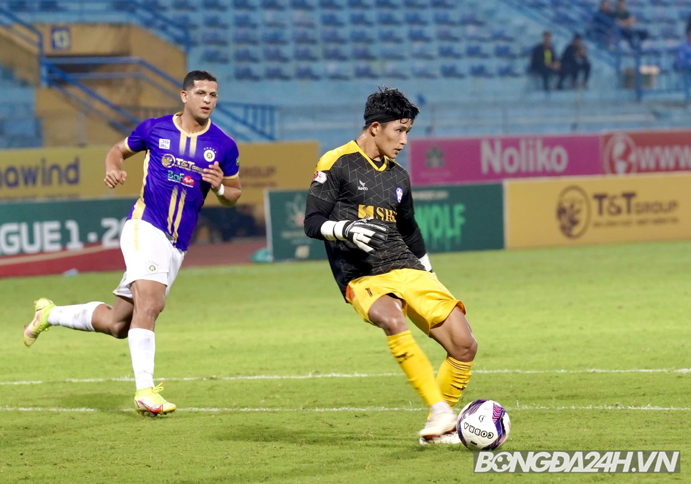 Nén đau thi đấu, thủ môn Đà Nẵng làm nền cho siêu phẩm của Hùng Dũng 1