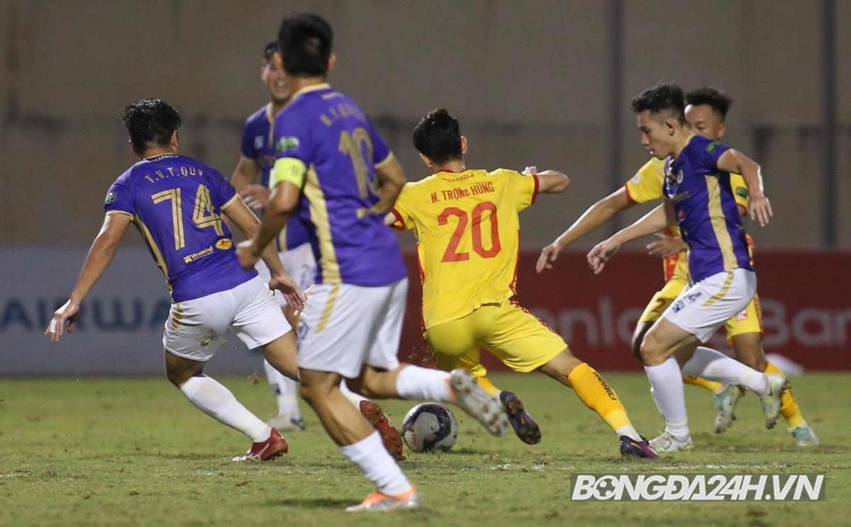 Hà Nội bị cầm hoà bởi pha ghi bàn của sao trẻ lần đầu đá V-League 4