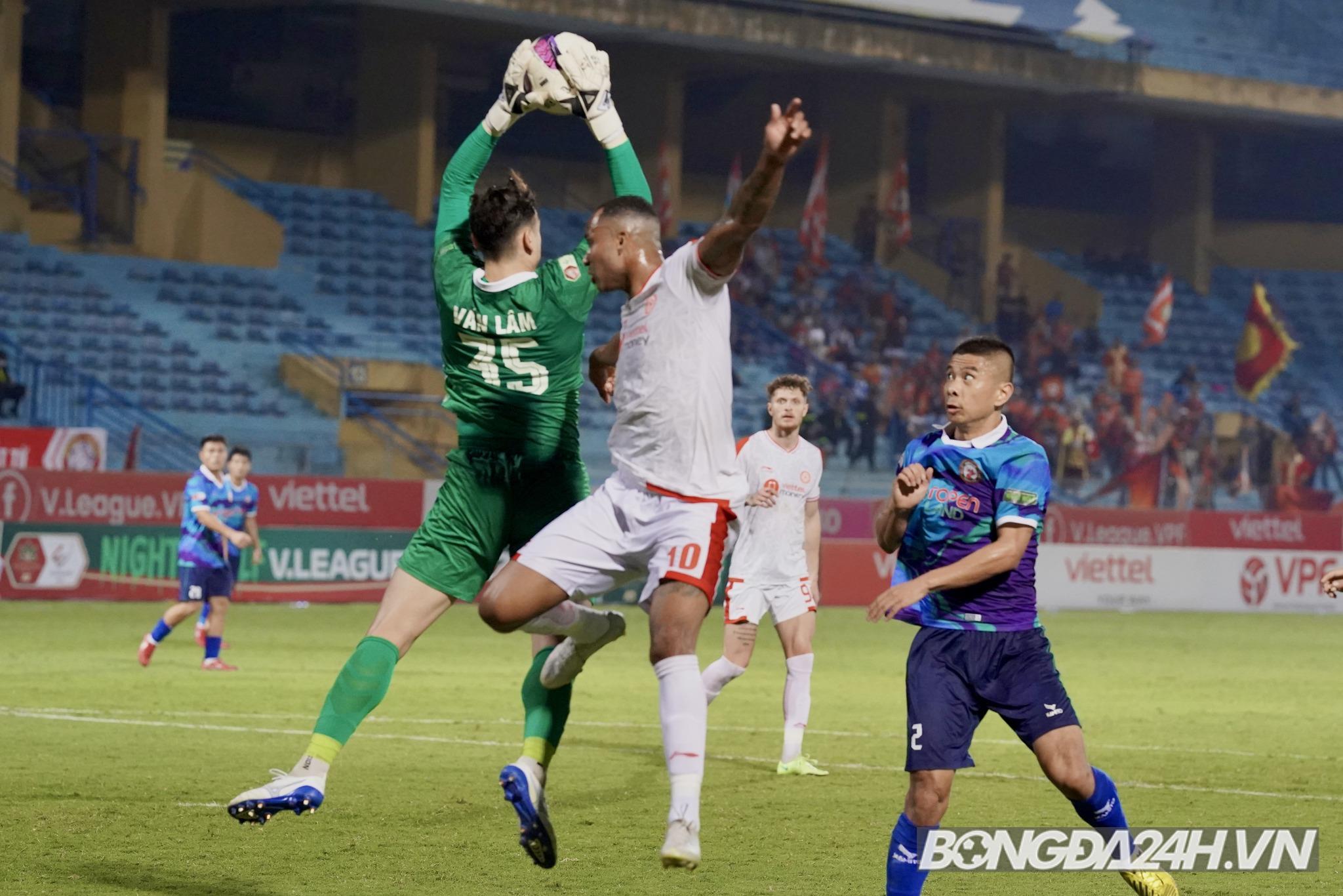 Đức Chinh ngăn cản Thanh Thịnh nổi nóng với ngoại binh Viettel FC 8