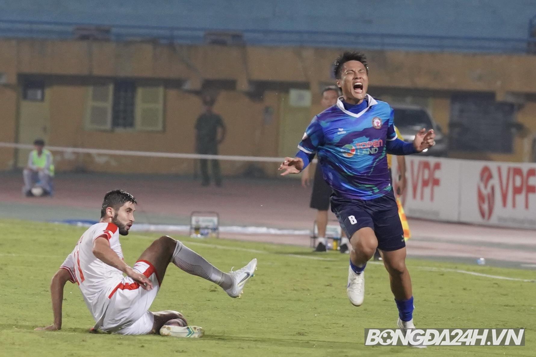 Đức Chinh ngăn cản Thanh Thịnh nổi nóng với ngoại binh Viettel FC 4