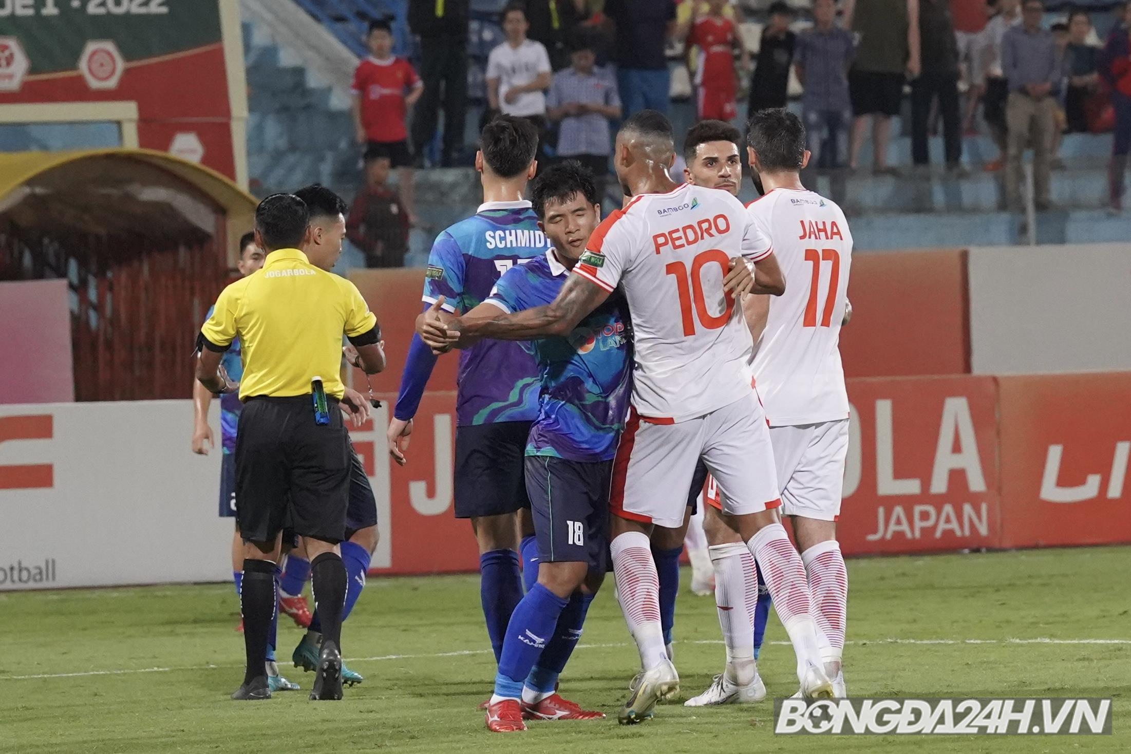 Đức Chinh ngăn cản Thanh Thịnh nổi nóng với ngoại binh Viettel FC 9