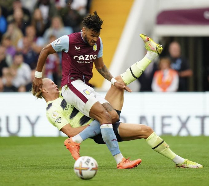 Trước Ronaldo, Tyrone Mings còn vật tay đôi với Haaland 2