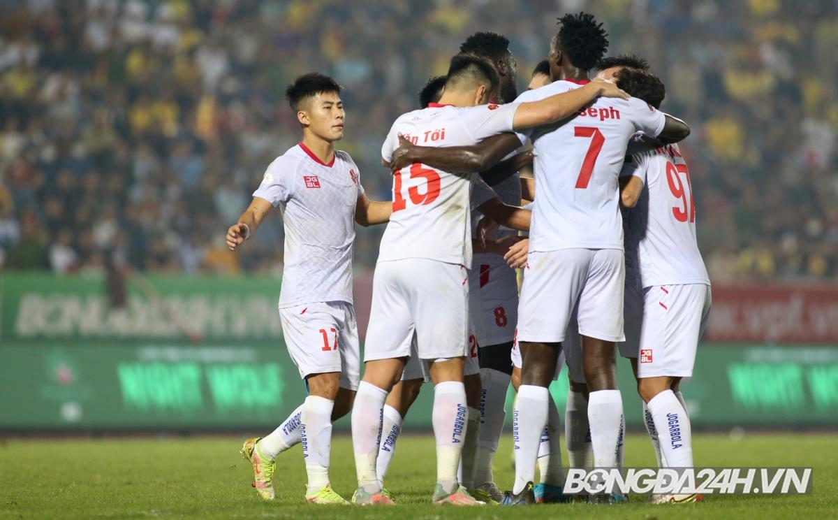 Rimario nổi nóng khi liên tục bị cầu thủ Nam Định phạm lỗi 8 Rimario nổi nóng khi liên tục bị cầu thủ Nam Định phạm lỗi 8