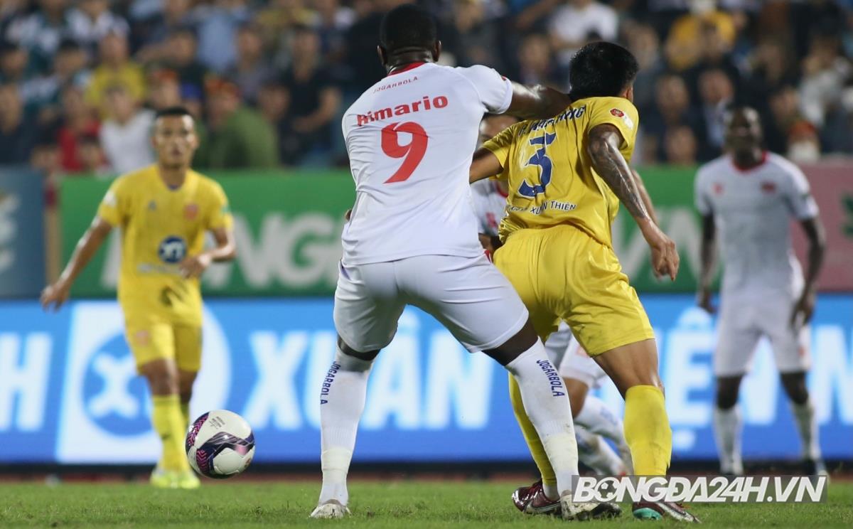 Rimario nổi nóng khi liên tục bị cầu thủ Nam Định phạm lỗi 2 Rimario nổi nóng khi liên tục bị cầu thủ Nam Định phạm lỗi 2