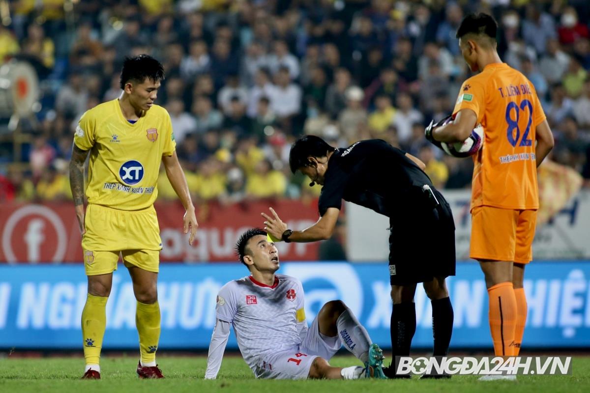 Rimario nổi nóng khi liên tục bị cầu thủ Nam Định phạm lỗi 9 Rimario nổi nóng khi liên tục bị cầu thủ Nam Định phạm lỗi 9