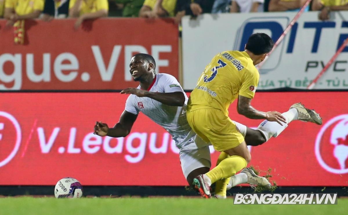 Rimario nổi nóng khi liên tục bị cầu thủ Nam Định phạm lỗi 3 Rimario nổi nóng khi liên tục bị cầu thủ Nam Định phạm lỗi 3