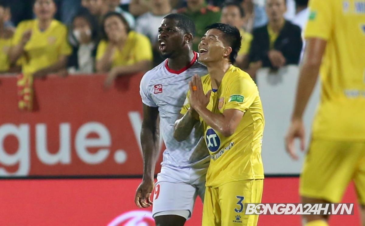 Rimario nổi nóng khi liên tục bị cầu thủ Nam Định phạm lỗi 4 Rimario nổi nóng khi liên tục bị cầu thủ Nam Định phạm lỗi 4