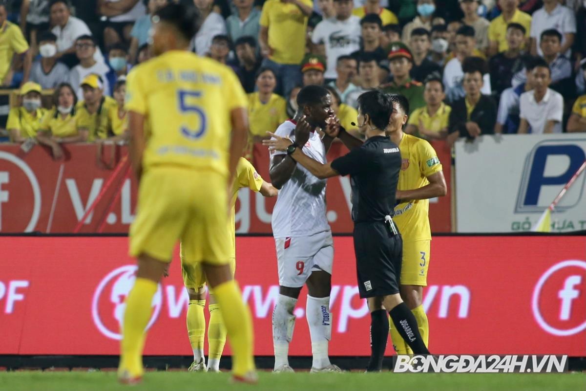 Rimario nổi nóng khi liên tục bị cầu thủ Nam Định phạm lỗi 5 Rimario nổi nóng khi liên tục bị cầu thủ Nam Định phạm lỗi 5