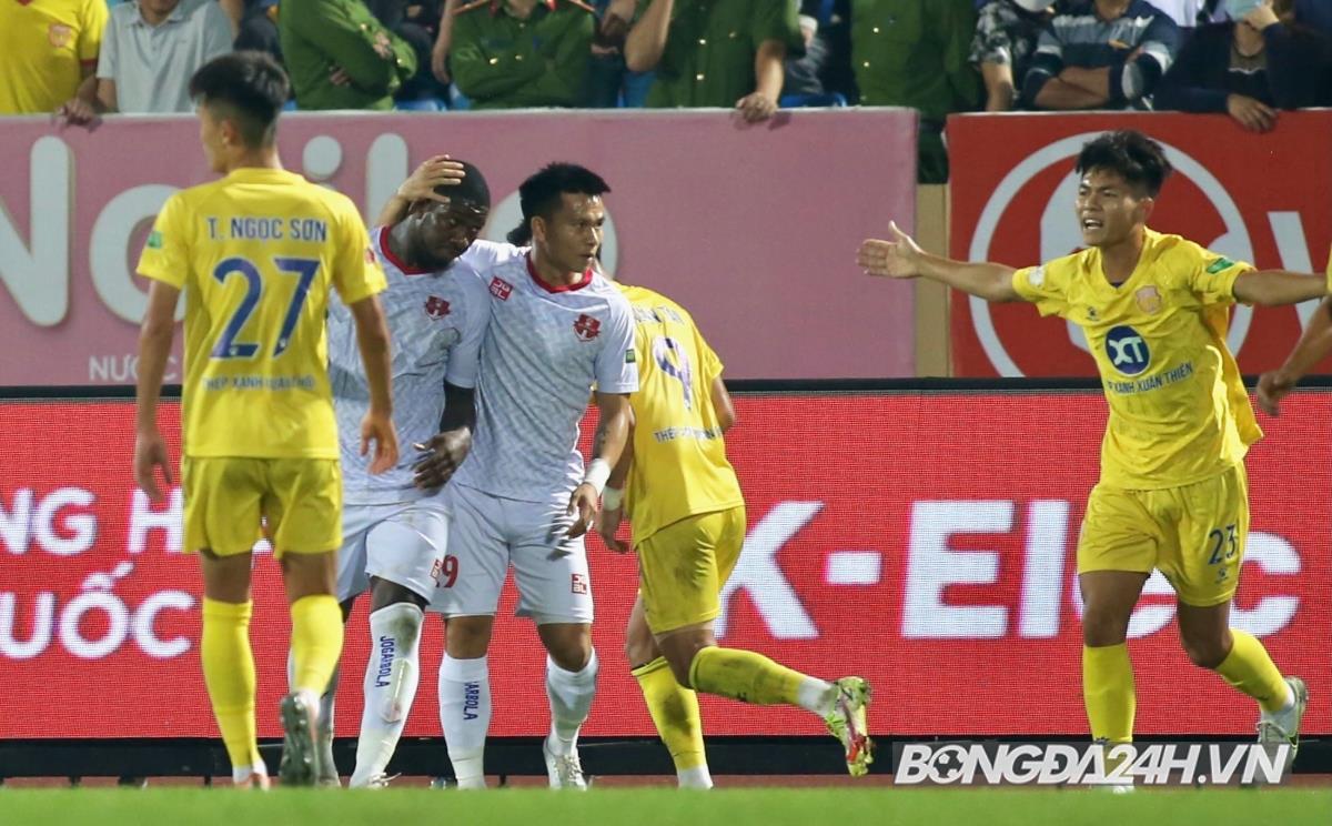 Rimario nổi nóng khi liên tục bị cầu thủ Nam Định phạm lỗi 6 Rimario nổi nóng khi liên tục bị cầu thủ Nam Định phạm lỗi 6