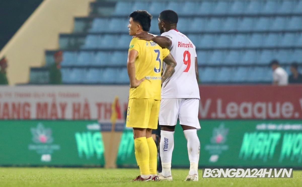 Rimario nổi nóng khi liên tục bị cầu thủ Nam Định phạm lỗi 7 Rimario nổi nóng khi liên tục bị cầu thủ Nam Định phạm lỗi 7