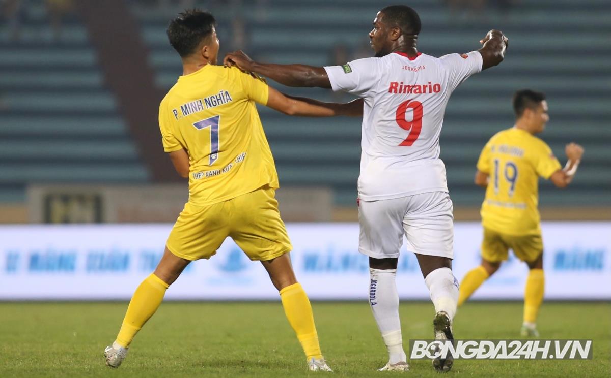 Rimario nổi nóng khi liên tục bị cầu thủ Nam Định phạm lỗi 1 Rimario nổi nóng khi liên tục bị cầu thủ Nam Định phạm lỗi 1