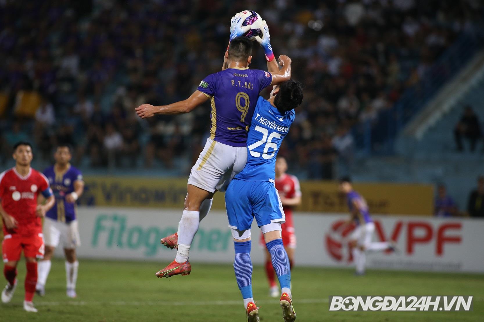 Nguyên Mạnh nhận nguyên cú giật chỏ của Tuấn Hải Nguyen Manh nhan nguyen cu giat cho cua Tuan Hai