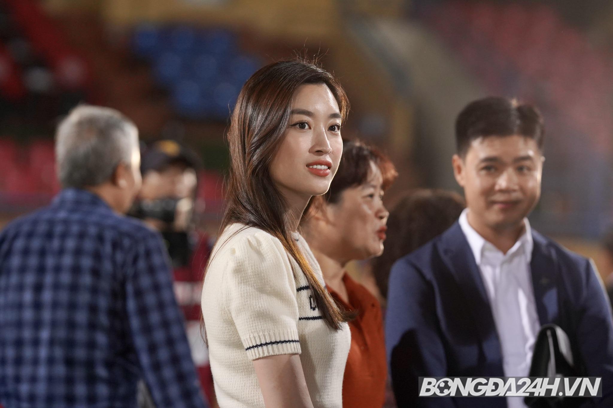 Hoa hậu Đỗ Mỹ Linh nâng cúp vô địch VLeague 2022 cùng Chủ tịch Hà Nội 2 Hoa hậu Đỗ Mỹ Linh nâng cúp vô địch VLeague 2022 cùng Chủ tịch Hà Nội 2