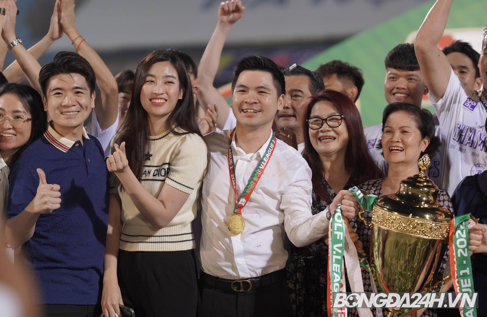 Hoa hậu Đỗ Mỹ Linh nâng cúp vô địch VLeague 2022 cùng Chủ tịch Hà Nội 3 Hoa hậu Đỗ Mỹ Linh nâng cúp vô địch VLeague 2022 cùng Chủ tịch Hà Nội 3