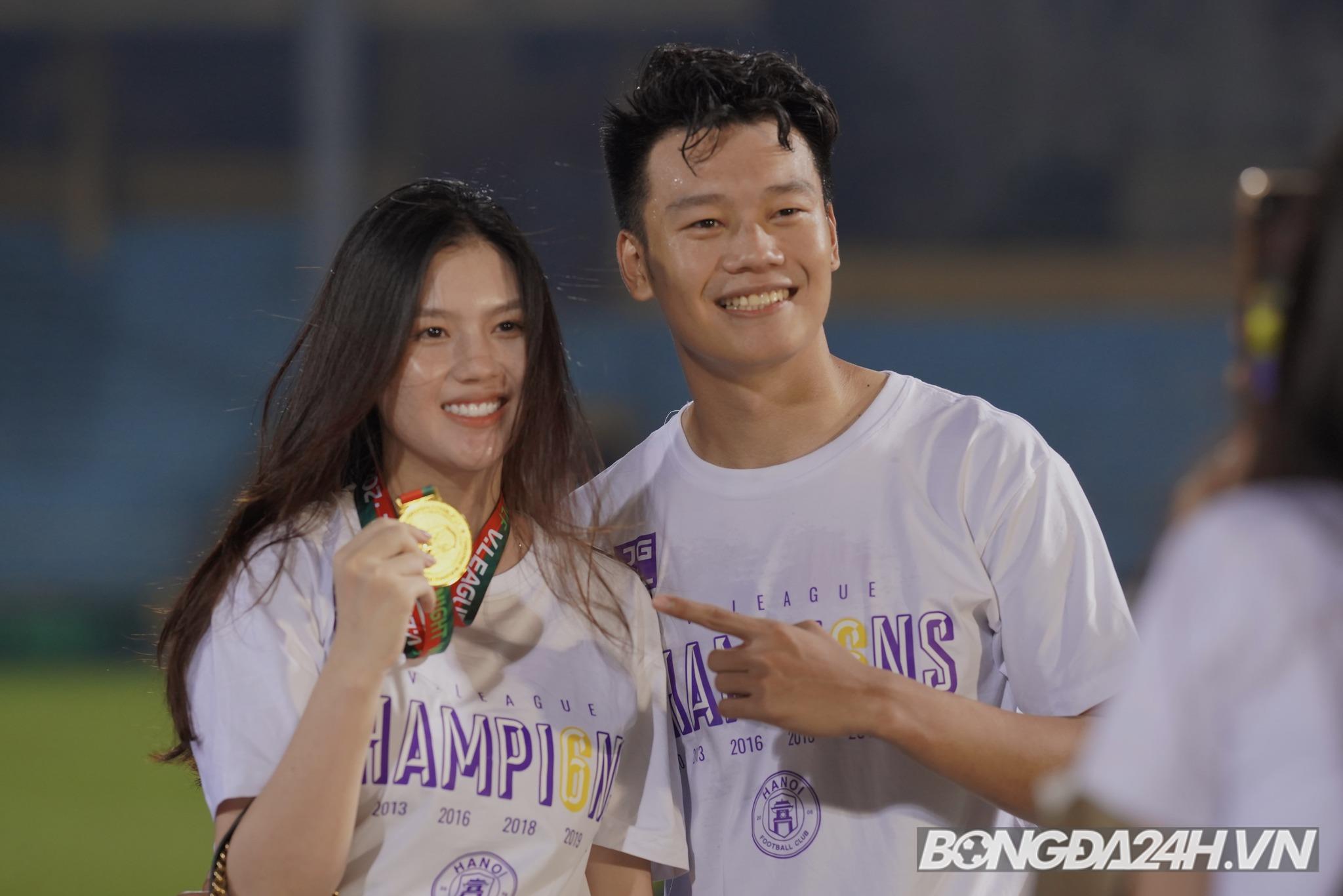 Hoa hậu Đỗ Mỹ Linh nâng cúp vô địch VLeague 2022 cùng Chủ tịch Hà Nội 7 Hoa hậu Đỗ Mỹ Linh nâng cúp vô địch VLeague 2022 cùng Chủ tịch Hà Nội 7