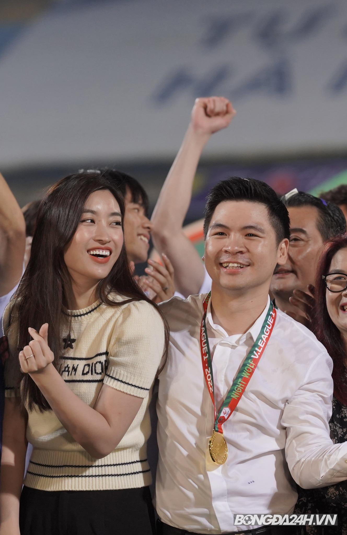 Hoa hậu Đỗ Mỹ Linh nâng cúp vô địch VLeague 2022 cùng Chủ tịch Hà Nội 4 Hoa hậu Đỗ Mỹ Linh nâng cúp vô địch VLeague 2022 cùng Chủ tịch Hà Nội 4