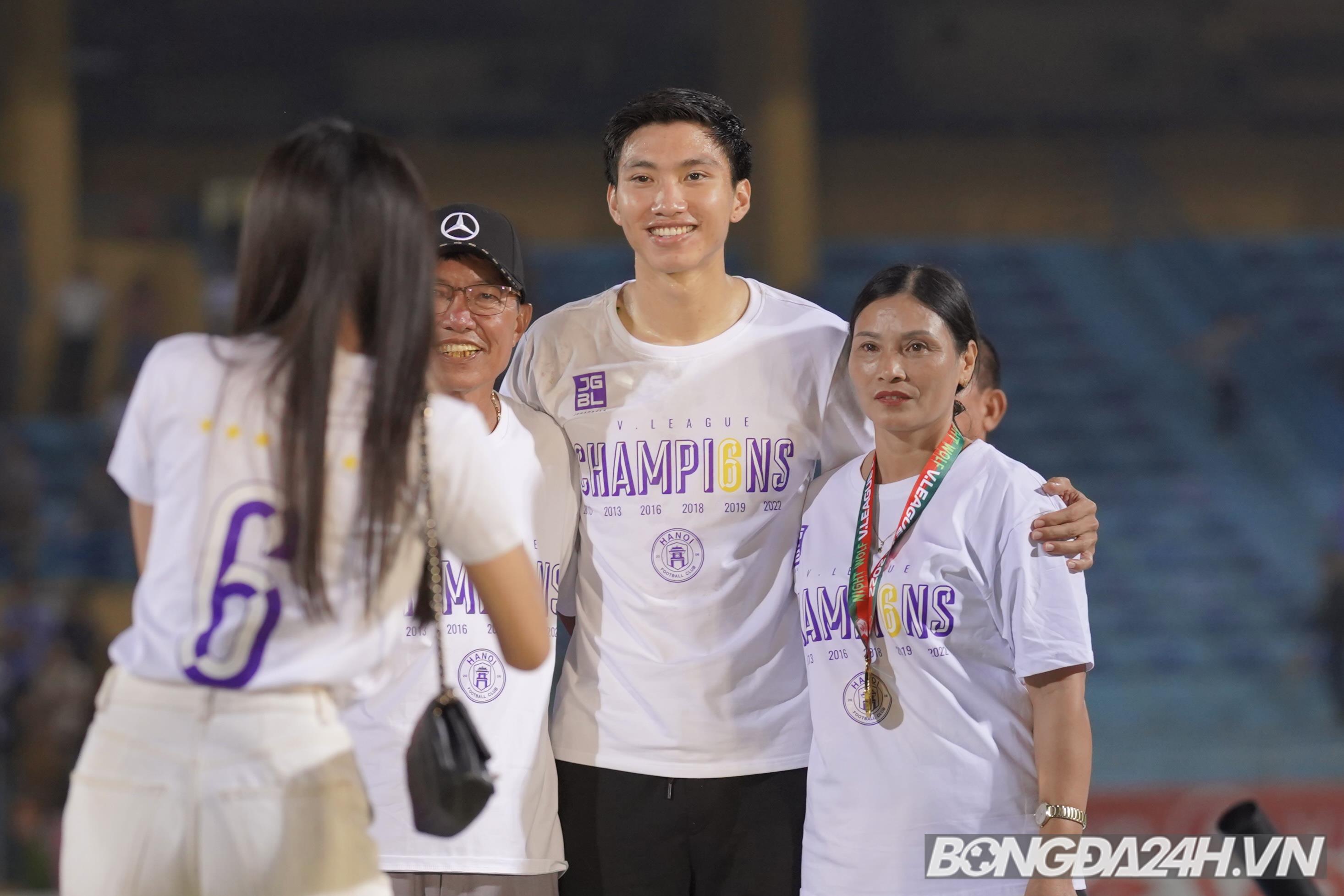 Hoa hậu Đỗ Mỹ Linh nâng cúp vô địch VLeague 2022 cùng Chủ tịch Hà Nội 6 Hoa hậu Đỗ Mỹ Linh nâng cúp vô địch VLeague 2022 cùng Chủ tịch Hà Nội 6