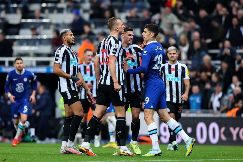 Kai Havertz xô xát với cầu thủ Newcastle 1