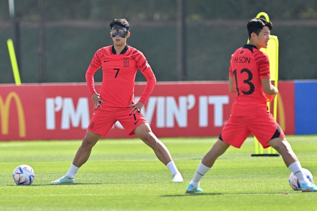 Son Heung Min đeo mặt nạ tập luyện, cập nhật tình hình chấn thương 1