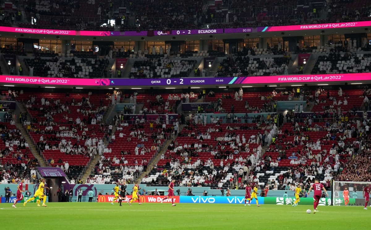 CĐV Qatar bỏ về giữa trận 3