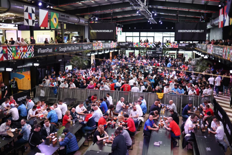 CĐV Anh cuồng nhiệt trước trận gặp Iran 5