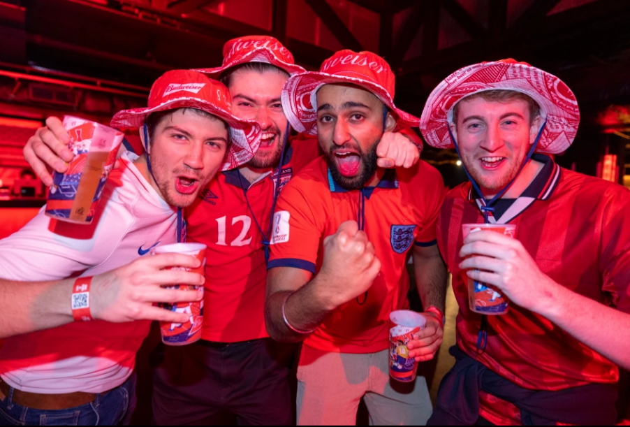 CĐV Anh cuồng nhiệt trước trận gặp Iran 4