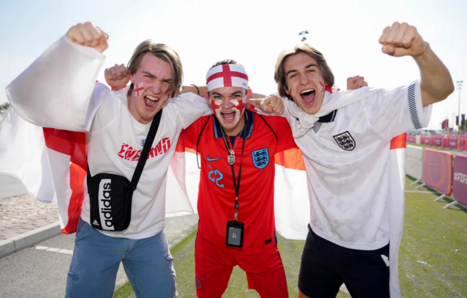 CĐV Anh cuồng nhiệt trước trận gặp Iran 3
