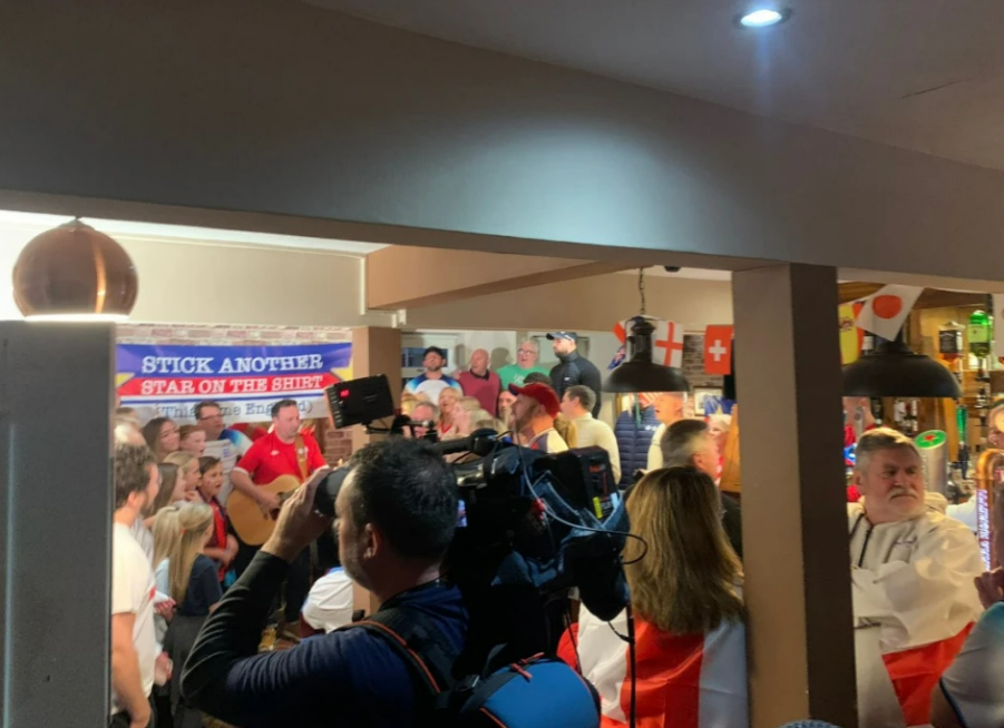 CĐV Anh cuồng nhiệt trước trận gặp Iran 2