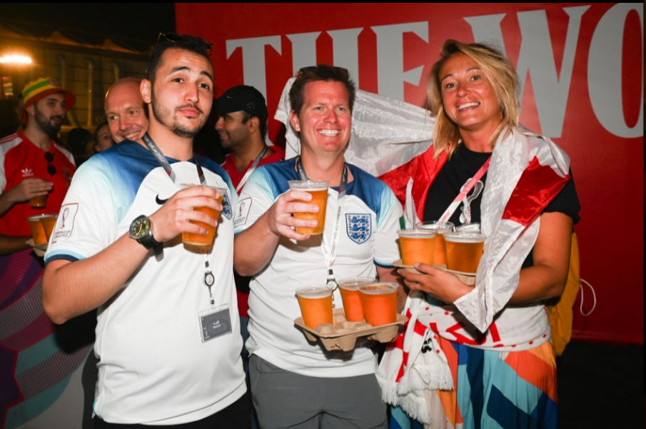 CĐV Anh cuồng nhiệt trước trận gặp Iran 1