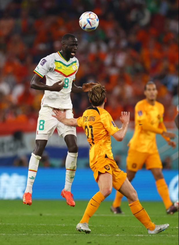Bị Frenkie de Jong sờ vào “của quý”, sao Senegal rời sân bằng cáng 1