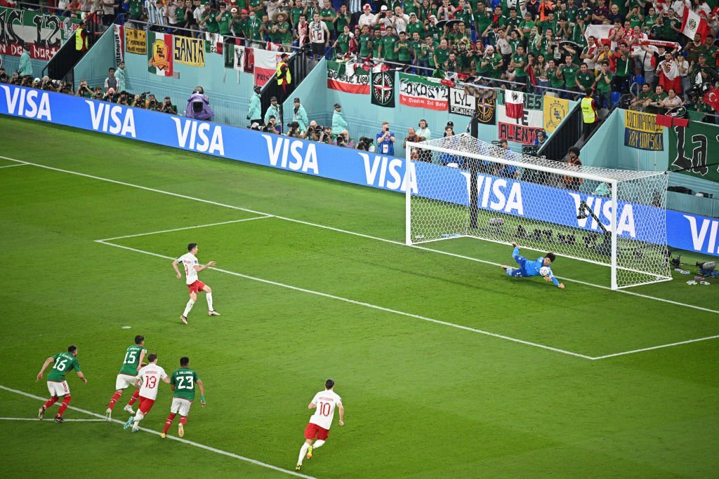 Lewandowski dằn vặt bản thân sau khi đá hỏng penalty 1 Lewandowski dằn vặt bản thân sau khi đá hỏng penalty 1