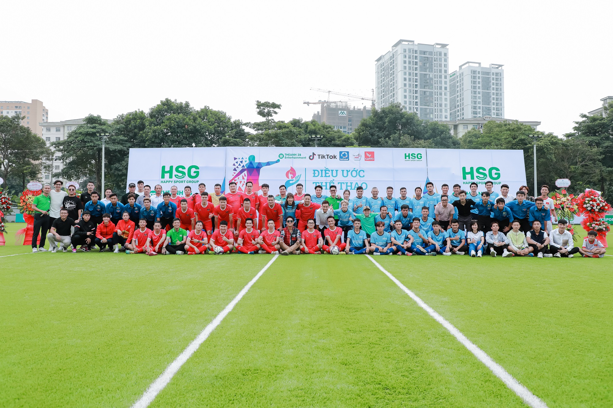 Tiktoker Lê Bống, diễn viên Bảo Hân xỏ giày ra sân đá bóng 4