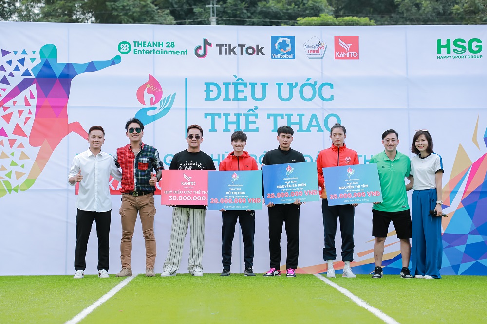 Tiktoker Lê Bống, diễn viên Bảo Hân xỏ giày ra sân đá bóng 3