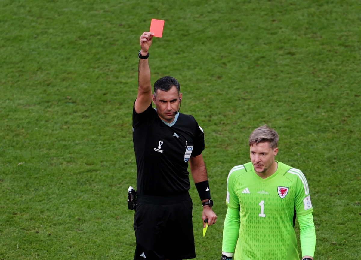 Cận cảnh chiếc thẻ đỏ đầu tiên tại World Cup 2022 3