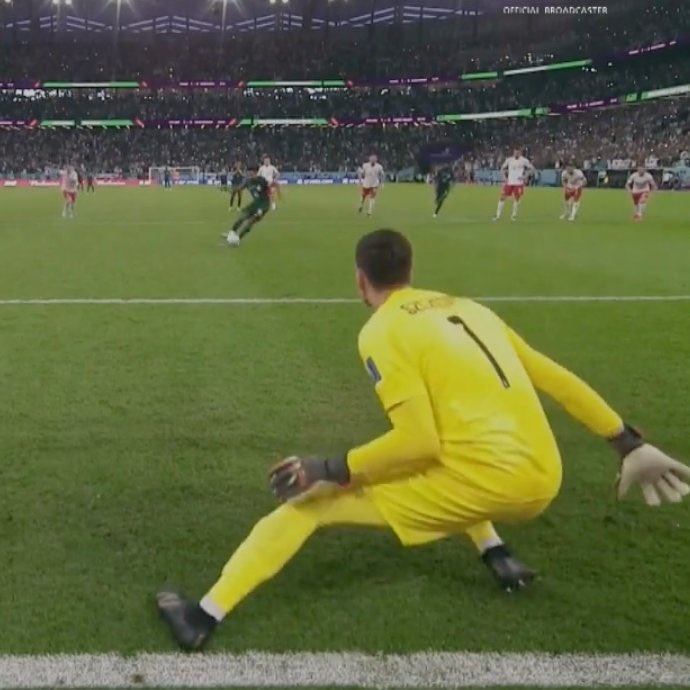 Szczesny phạm quy khi cản phá quả penalty của Saudi Arabia 1