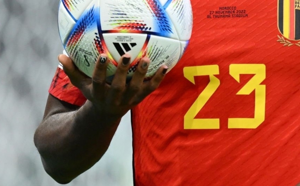 Tiền đạo ĐT Bỉ sơn móng tay 2 Tiền đạo ĐT Bỉ sơn móng tay 2