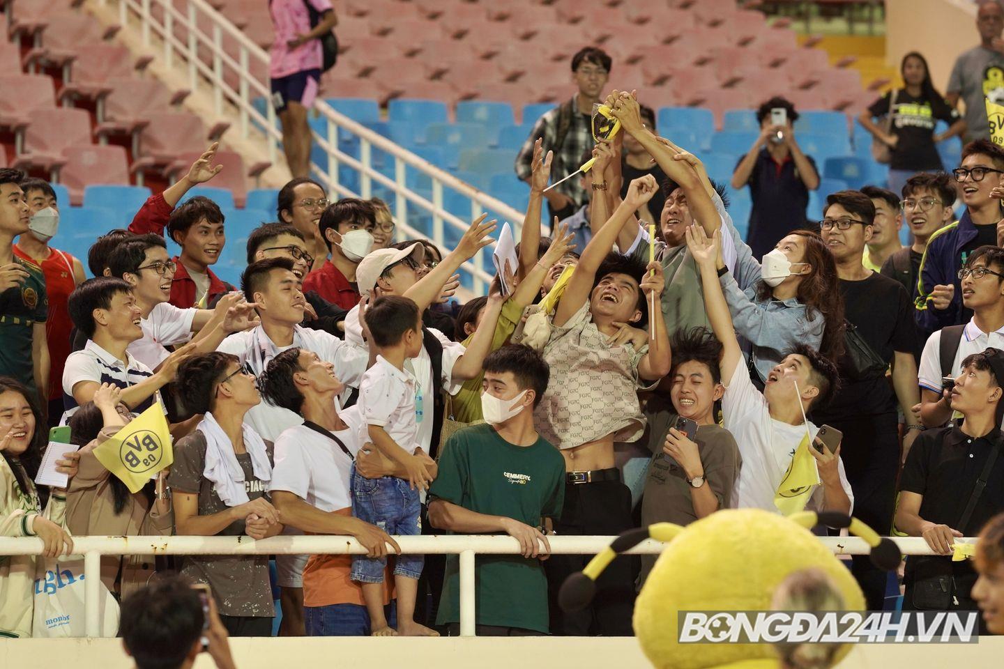 Mats Hummels và dàn cầu thủ Dortmund giao lưu với CĐV Việt Nam 2