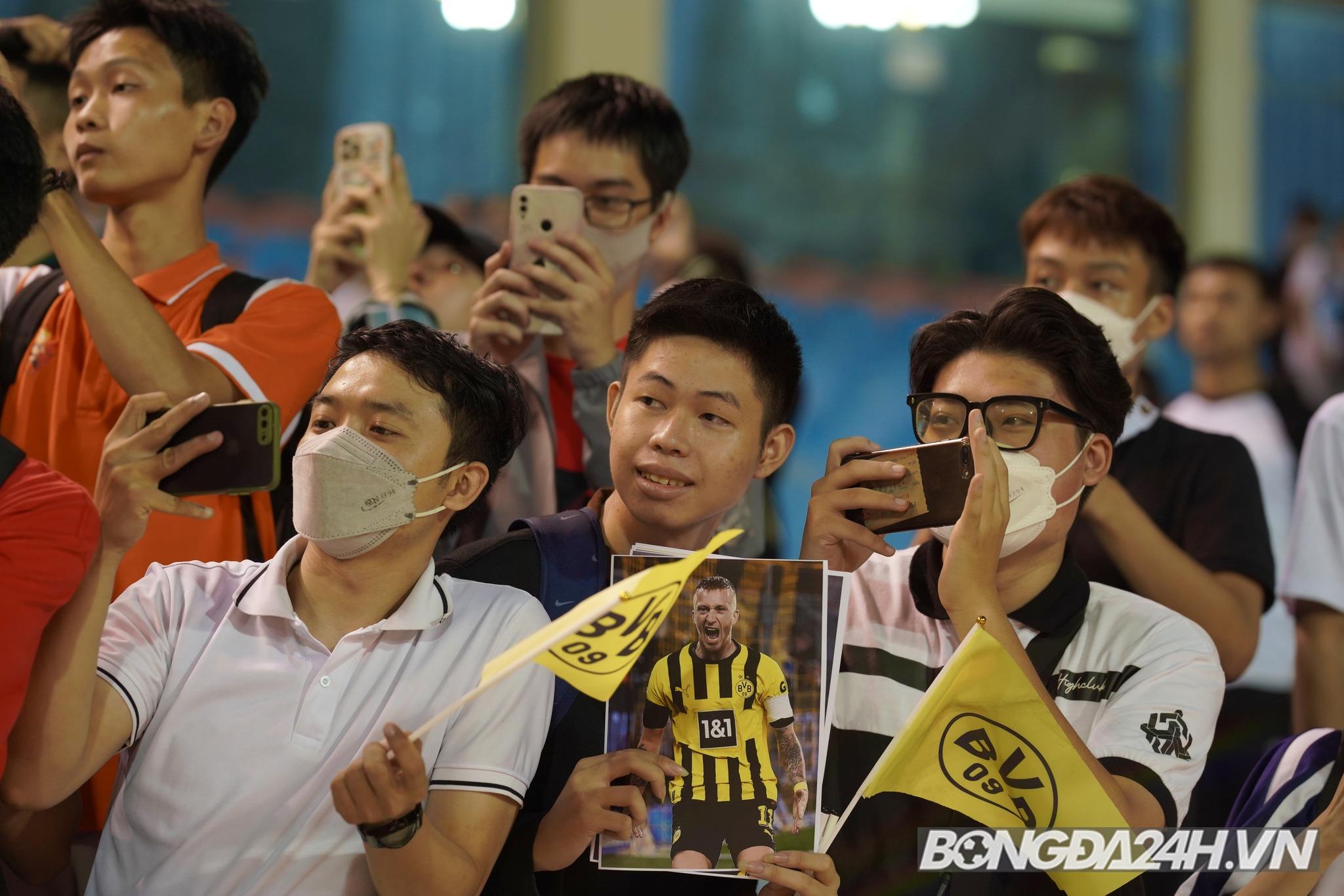 Mats Hummels và dàn cầu thủ Dortmund giao lưu với CĐV Việt Nam 5