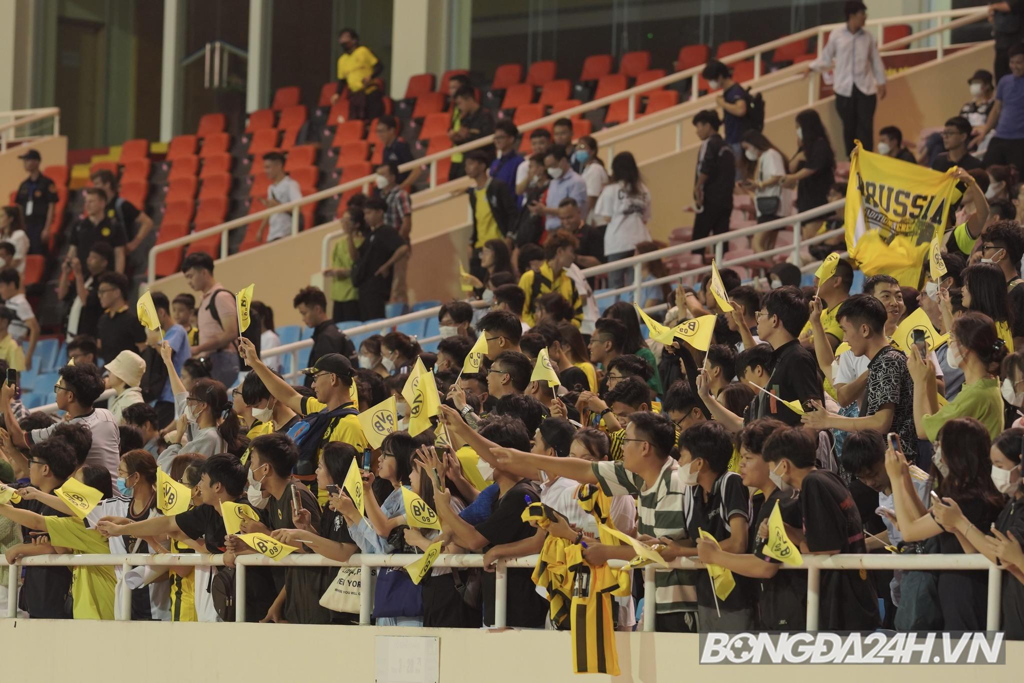 Mats Hummels và dàn cầu thủ Dortmund giao lưu với CĐV Việt Nam 7