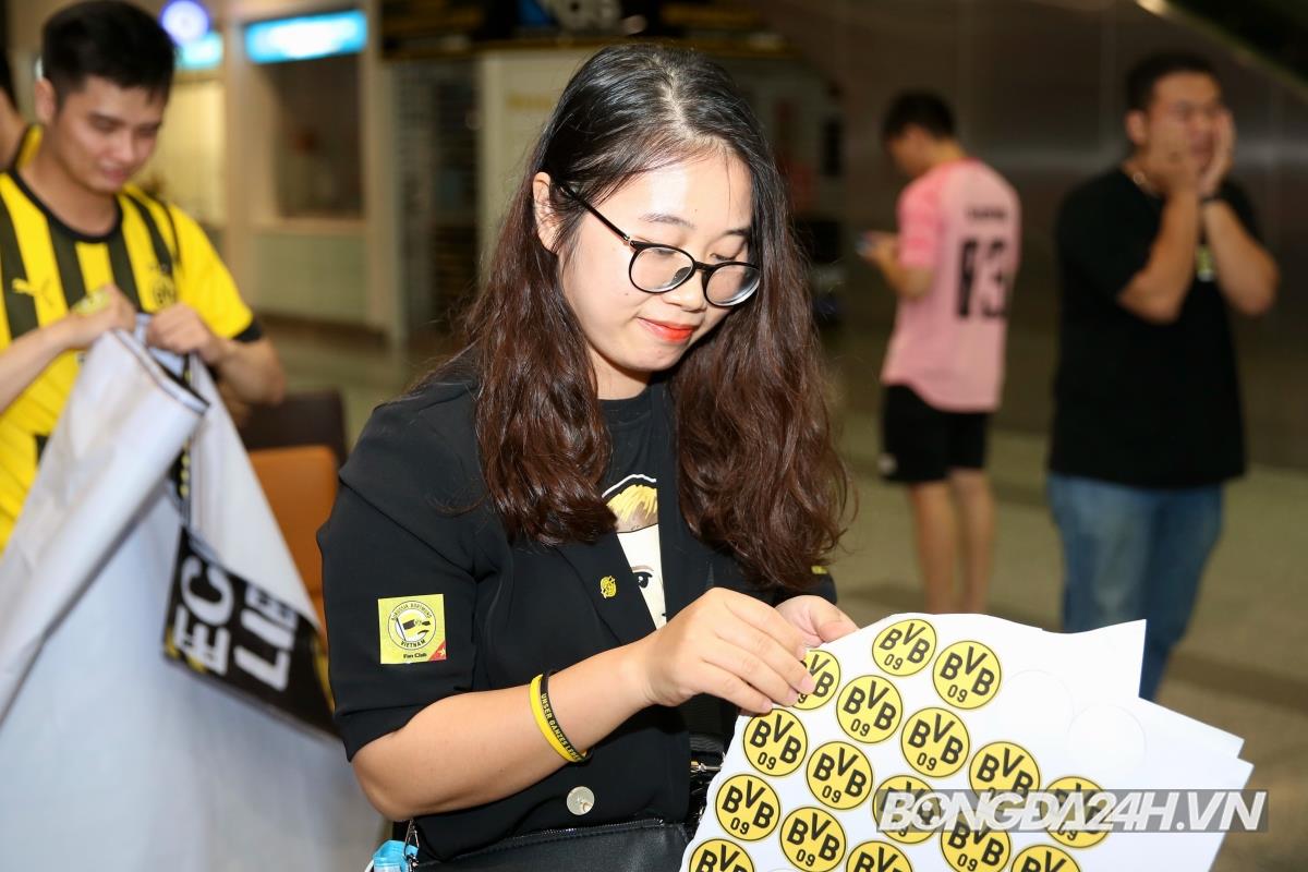 Marco Reus và Dortmund đặt chân tới sân bay Nội Bài 2