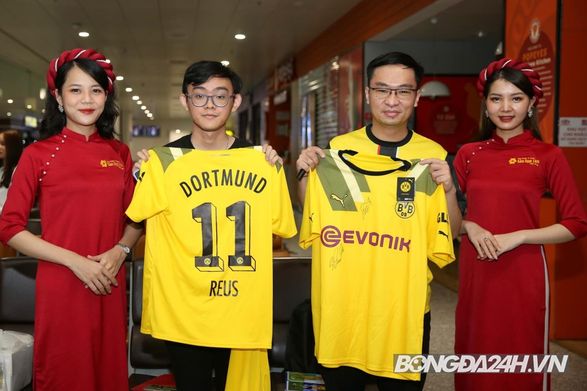 Marco Reus và Dortmund đặt chân tới sân bay Nội Bài 3