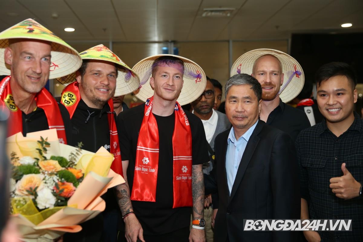 Marco Reus và Dortmund đặt chân tới sân bay Nội Bài 7