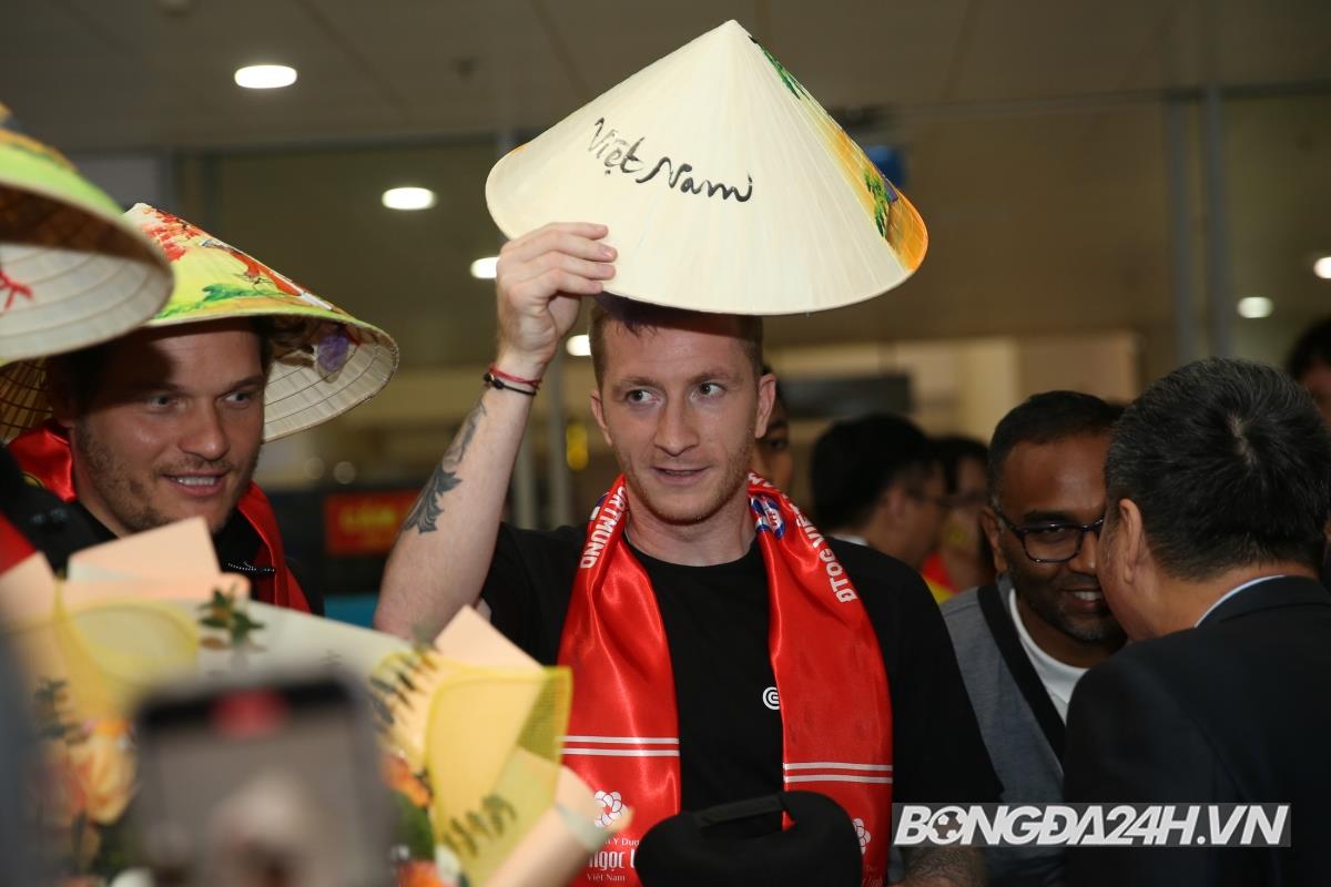 Marco Reus và Dortmund đặt chân tới sân bay Nội Bài 6