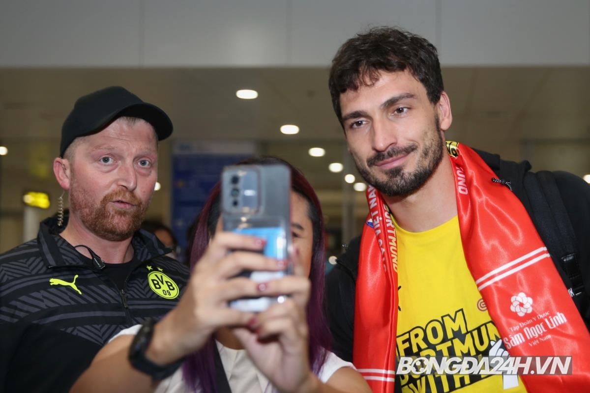 Marco Reus và Dortmund đặt chân tới sân bay Nội Bài 8