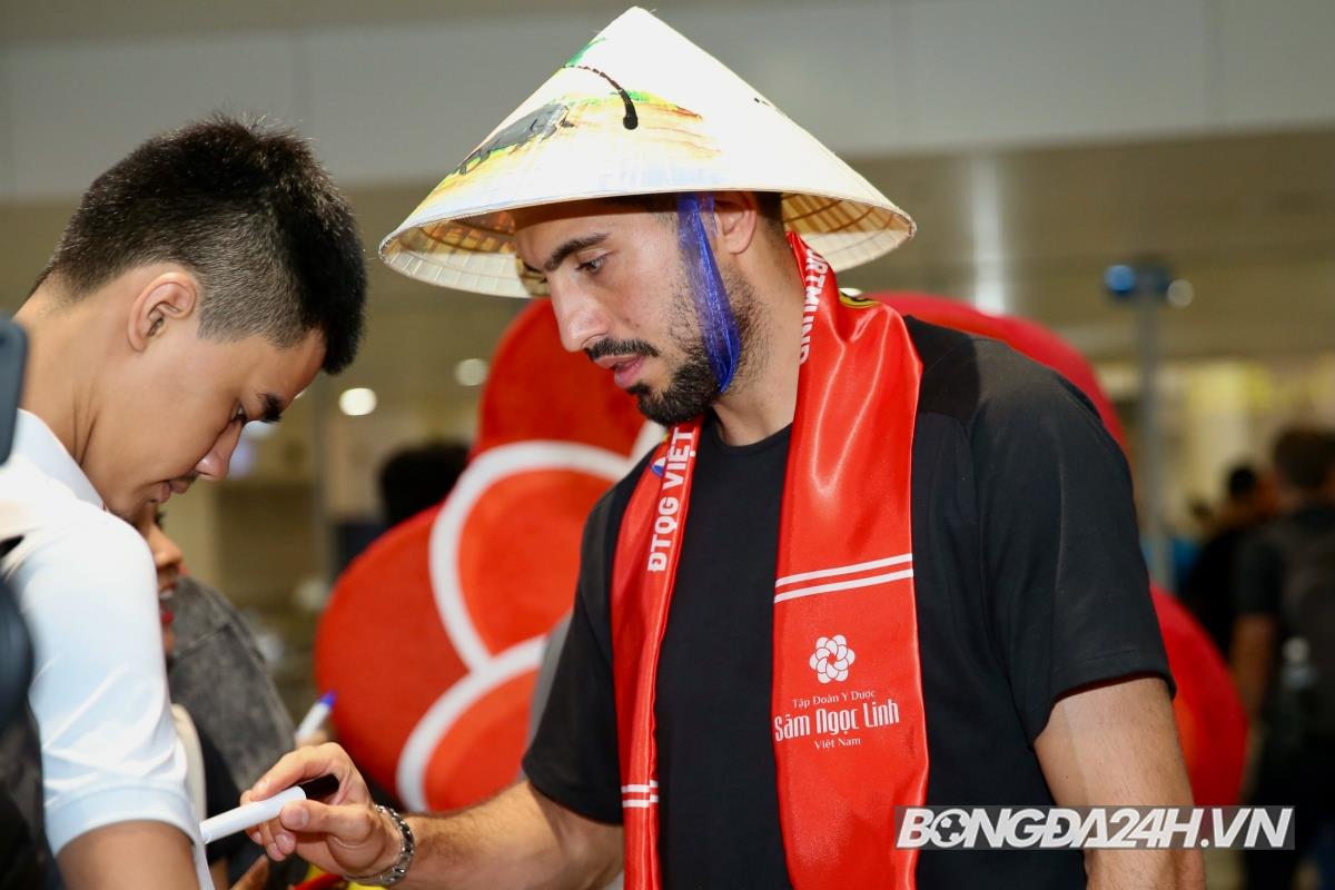 Marco Reus và Dortmund đặt chân tới sân bay Nội Bài 9